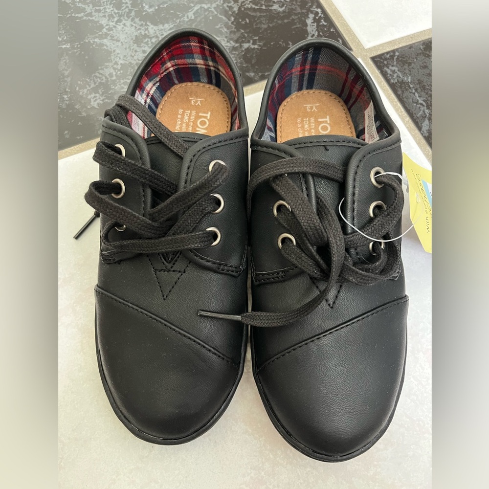 NWT TOMS Boy's Black Casual Lace-Up Sneakers Sz US 3